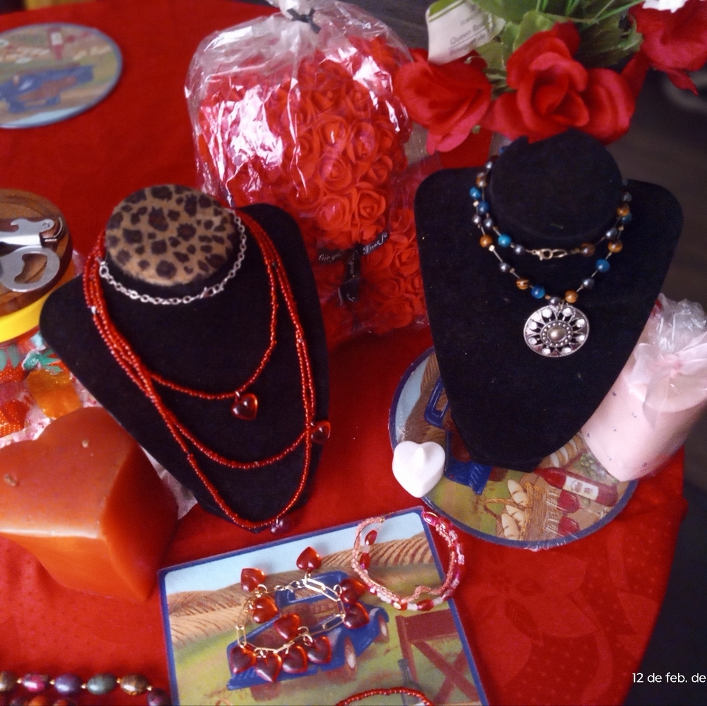 Collar. Hermoso rojo corazón. Juego. Pulcera y collar